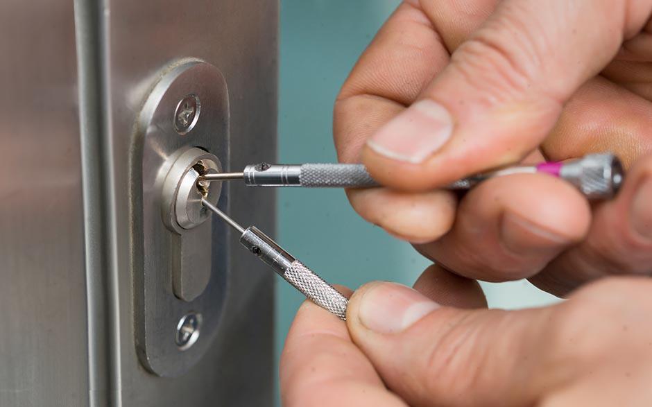 ouvrir une porte de chambre sans clé Dugny